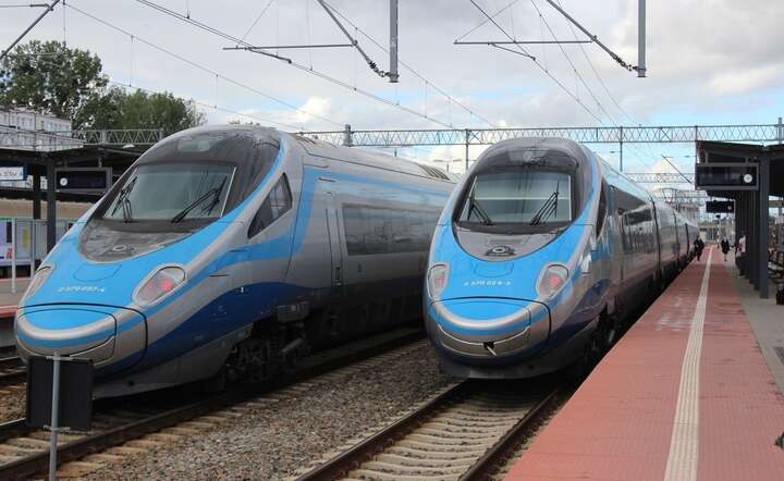 Czy konflikt płacowy w PKP Intercity skończy się strajkiem? Na zdjęciu składy Pendolino w barwach PKP Intercity / autor: Fratria / JS