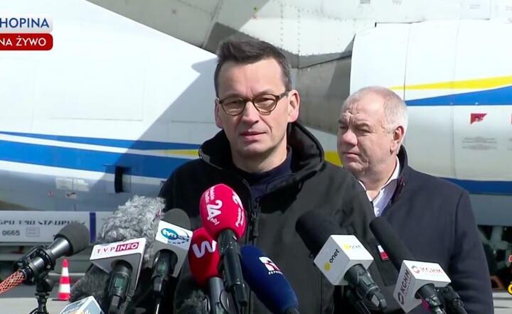 Premier Mateusz Morawiecki na Lotnisku Chopina  / autor: TVP Info