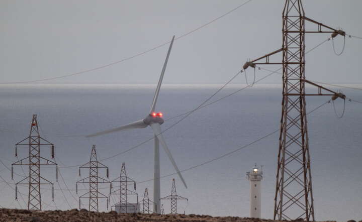 Linie wysokiego napięcia i wiatraki w Hiszpanii. To problemy z energetyką OZE wywołały kryzys z blackoutem / autor: PAP/EPA/CARLOS DE SAA