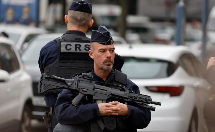 Policja w pobliżu szkoły w Arras / autor: PAP/EPA