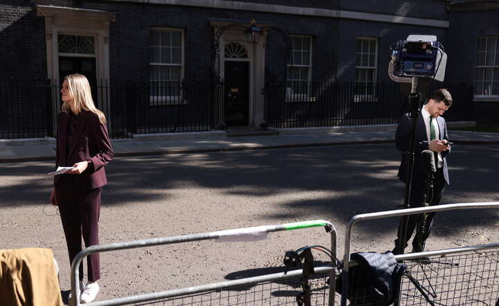 Brytyjscy dziennikarze przed siedziba premiera na Downing Street 10 w oczekiwaniu na nowe informacje o kryzysie rządowym / autor: PAP/EPA/Neil Hall