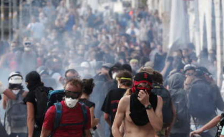 Protesty na szczycie G7  / autor: PAP/EPA/GUILLAUME HORCAJUELO