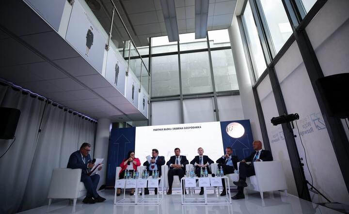 Panel na temat Tarczy Antykryzysowej. Dyskusję prowadzi Maciej Wośko, red. nacz. „Gazety Bankowej'.   / autor: MR/twitter