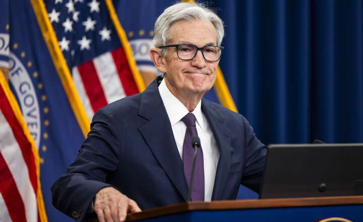 Szef Rezerwy Federalnej Jerome Powell na konferencji prasowej po posiedzeniu Fed / autor: PAP/EPA/JIM LO SCALZO