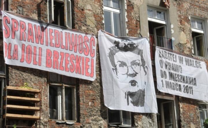 Wizerunek Jolanty Brzeskiej na murach domu / autor: Telewizja Republika