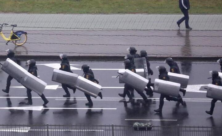 Służby wysłane przeciw demonstrantom na Białorusi  / autor: PAP