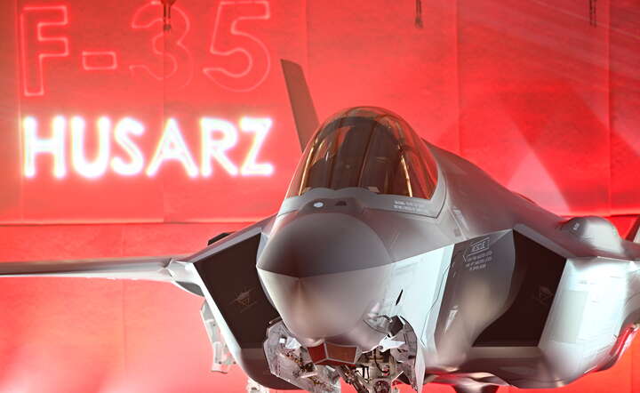 Pierwszy egzemplarz wyprodukowanego dla Sił Zbrojnych RP wielozadaniowego samolotu bojowego F-35 Husarz prezentowany podczas uroczystości w miejscowości Fort Worth w stanie Teksas / autor: PAP
