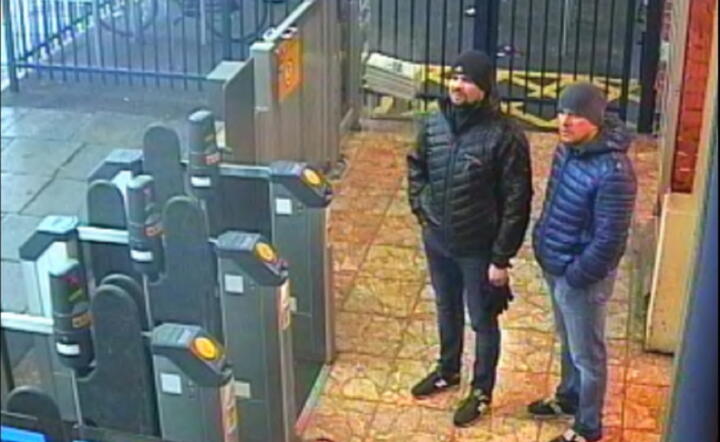 Oficerowie GRU, Rusłan Boszyrow (L) i Aleksander Pietrow 3 marca 2018 r. sfotografowani w Londynie, materiały policji  brytyjskiej  / autor: fot. PAP/EPAEPA/LONDON METROPOLITAN POLICE