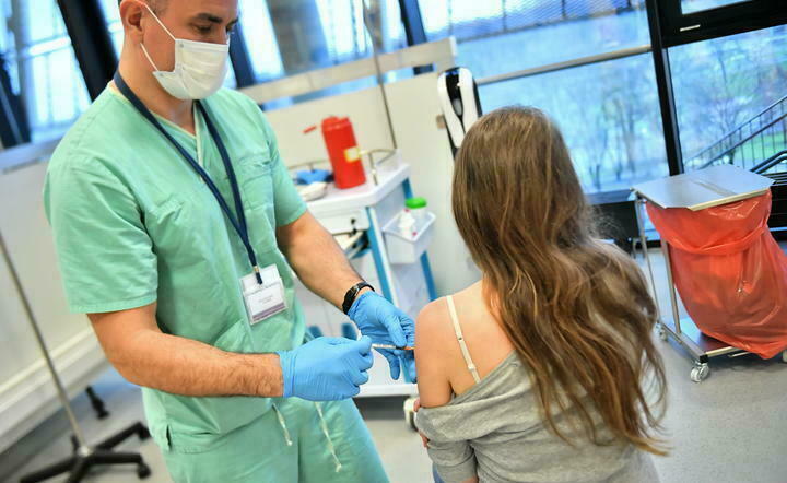 Ponad 19,6 mln osób w Polsce jest w pełni zaszczepionych