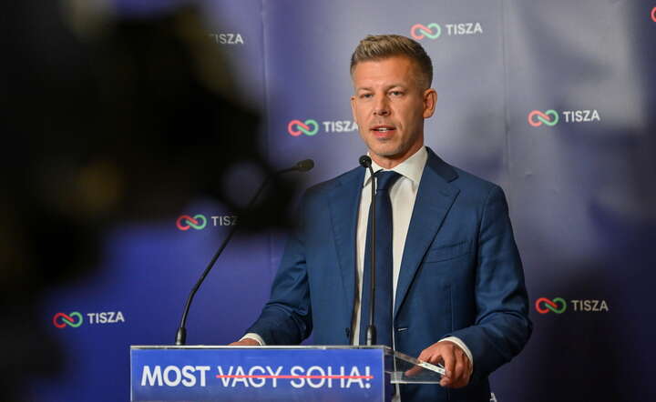 Peler Magyar, szef opozycyjnej partii Tisza na konferencji po zakończeniu wyborów / autor: PAP/EPA/Tibor Illyes