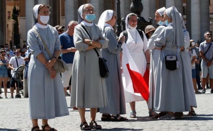 Zakonnice uczestniczą w modlitwie papieża Franciszka Anioła na Placu Świętego Piotra w Watykanie, 19 bm.  / autor: PAP/EPA/GIUSEPPE LAMI