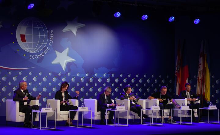 Uczestnicy sesji plenarnej „Europa w obliczu wojny i jej konsekwencji” / autor: Fratria