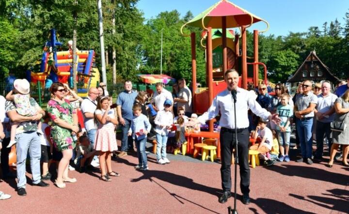Andrzej Duda (C) podczas spotkania z mieszkańcami w Wałbrzychu, 4 bm. / autor: PAP/Sebastian Borowski