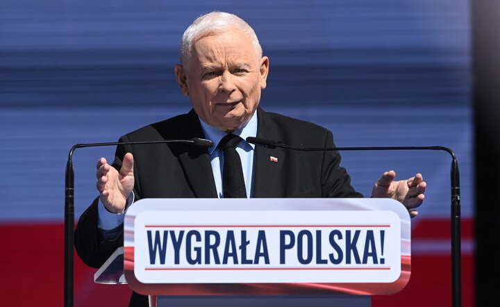  Prezes PiS Jarosław Kaczyński na pikniku rodzinnym "Wygrała Polska" na terenie amfiteatru w Pułtusku / autor: PAP/Piotr Nowak