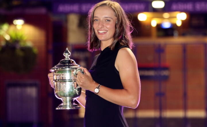 Iga Świątek, pozuje do zdjęć z drugim, wielkoszlemowym trofeum zdobytym w tym sezonie po wygranym finale wielkoszlemowego turnieju tenisowego US Open / autor: PAP/Marcin Cholewiński