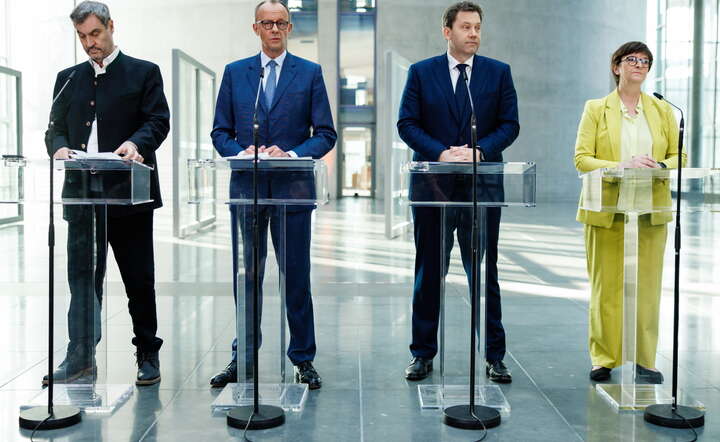 Politycy CDU/CSU i SPD ogłaszają początek negocjacji koalicyjnych. Od lewej Markus Soeder (CSU), Friedrich Merz (CDU) oraz  Lars Klingbeil i Saskia Esken (SPD) / autor: PAP/ EPA/CLEMENS BILAN 