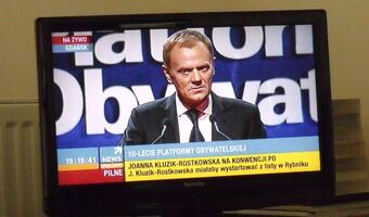 Tusk straszy i obraża, Morawiecki mówi o służbie