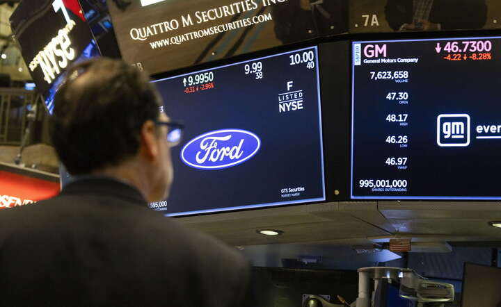 Na Wall Street spadły notowania akcji koncernów motoryzacyjnych / autor: PAP/EPA/JUSTIN LANE
