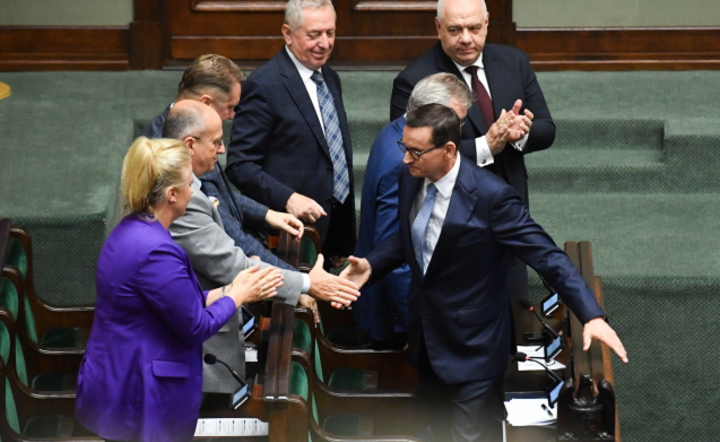 Minister spraw zagranicznych Zbigniew Rau (2L), premier Mateusz Morawiecki (P-dół), minister aktywów państwowych Jacek Sasin (P-góra), minister - członek Rady Ministrów Henryk Kowalczyk (C) i minister zdrowia Katarzyna Sójka (L) na sali posiedzeń Sejmu w Warszawie, 16 bm. / autor: PAP/Piotr Nowak