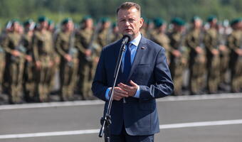 Szef MON: Putin prowadzi wojnę waszymi rękami