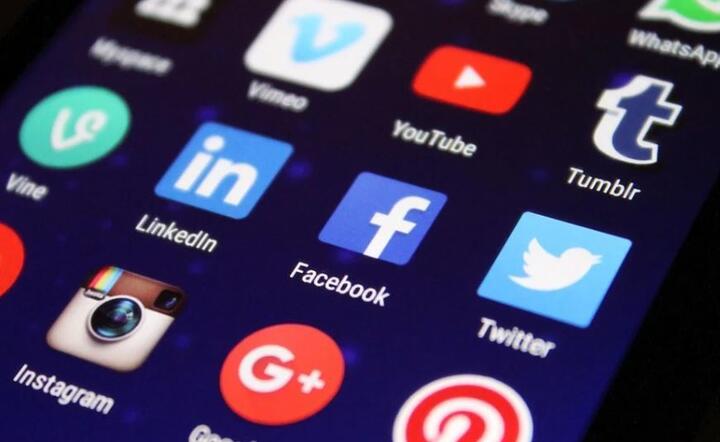 Amnesty International (AI) przygotował raport pt. „Surveillance Giants”  na temat funkcjonowania największych firm technologicznych / autor: Pixabay.com