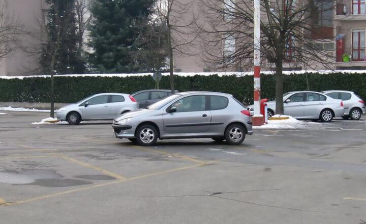 samochody na parkingu