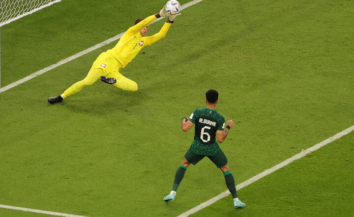 Wojciech Szczesny broni rzut karny wykonywany przez piłkarza Arabii Saudyjskiej / autor: fotoserwis PAP