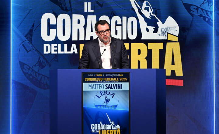 Lider prawicowej Ligi, wicepremier Włoch Matteo Salvini na kongresie partii we Florencji / autor: PAP/EPA/CLAUDIO GIOVANNINI