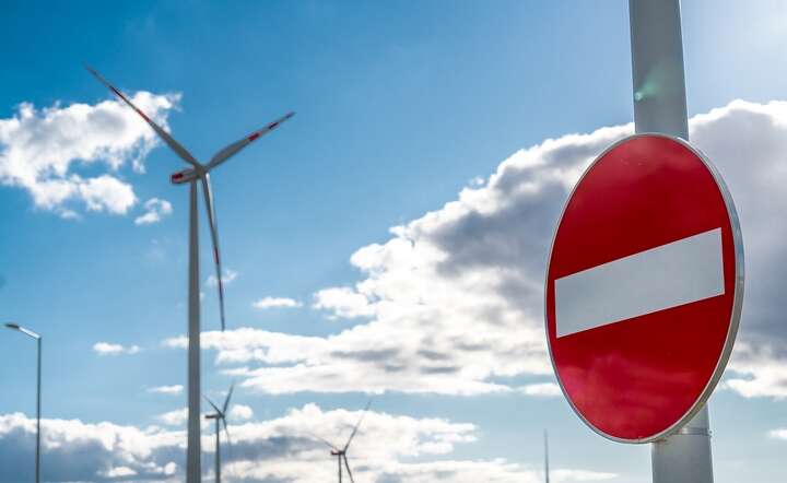 Politycy rządu chcą przepchnąć ustawę wiatrakową, łącząc ją z przepisami o mrożeniu cen energii dla konsumentów / autor: Fratria / AS