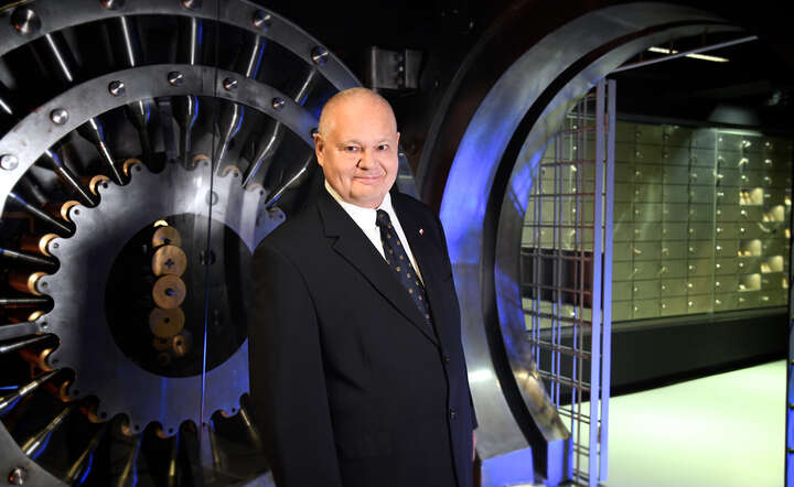 Narodowy Bank Polski posiada obecnie 500 ton tego kruszcu. Na zdjęciu prezes NBP prof. Adam Glapiński w skarbcu NBP, w tle miejsce gdzie przechowywany jest kruszec / autor: materiały prasowe NBP