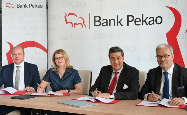 Podpisanie umowy przez Pekao / autor: fot. Pekao