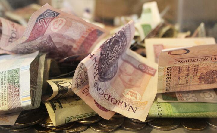 230 mln oszczędności na ubekach