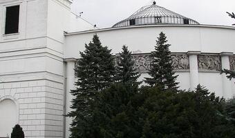 Sejm zamroził wynagrodzenia urzędników. Eksperci: Pracownicy w ministerstwach wciąż zarabiają mało