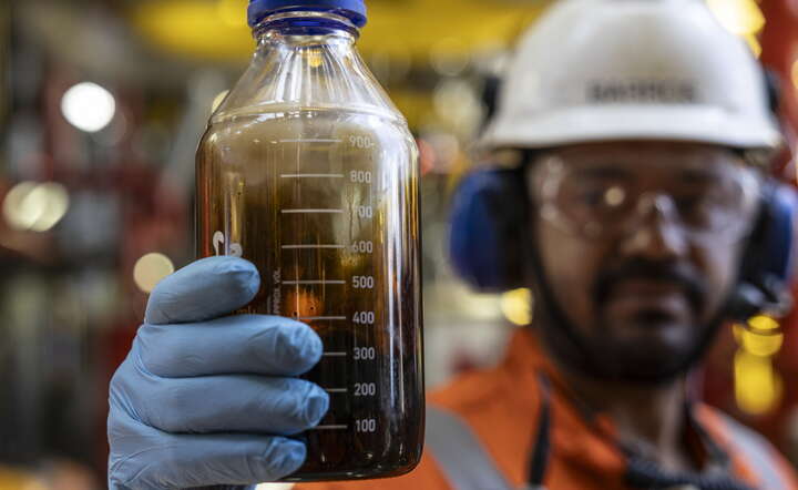Pracownik brazylijskiego koncernu Petrobras z próbką ropy naftowej z platformy morskiej 180 km od wybrzeża Rio de Janeiro / autor: PAP/EPA/ANDRE COELHO 