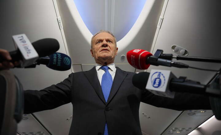  Premier Donald Tusk podczas wypowiedzi dla mediów w samolocie rządowym na lotnisku w Erewaniu przed odlotem do Polski / autor: PAP/Leszek Szymański