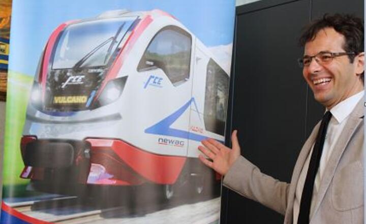 Alessandro Di Graziano - szef Ferrovia Circumetnea z dumą prezentuje skład Newag 