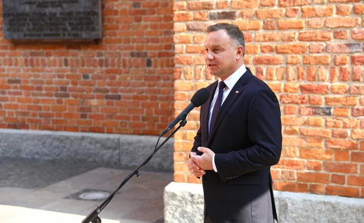  Prezydent Andrzej Duda przemawia przed katedrą św. Jana w Warszawie, 12 bm. po złożeniu wieńca przy grobie prymasa Polski kard. Stefana Wyszyńskiego / autor: fotoserwis PAP