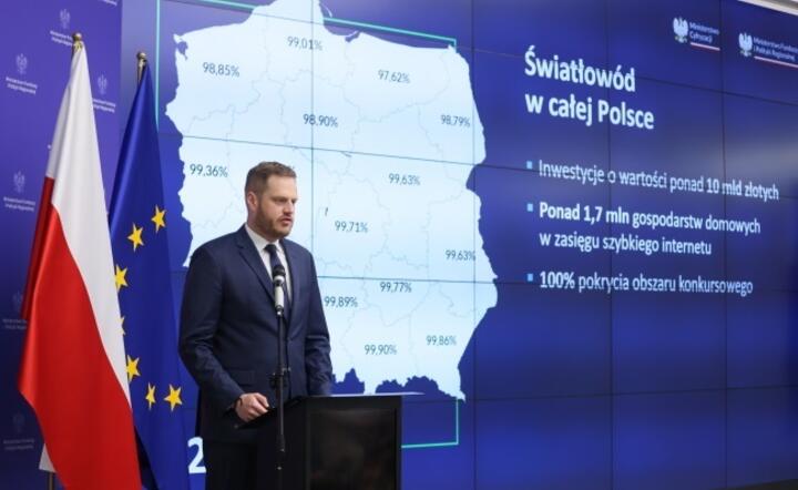 Minister cyfryzacji Janusz Cieszyński podczas konferencji prasowej pt. "Szybki internet w całej Polsce – ruszają konkursy na budowę infrastruktury sieci szerokopasmowej" / autor: PAP/Leszek Szymański