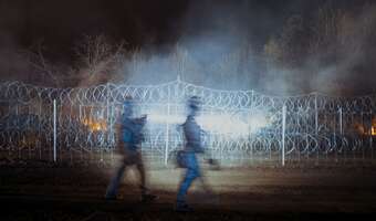 Migranci szturmują! W ruch poszły noże, kamienie i kije