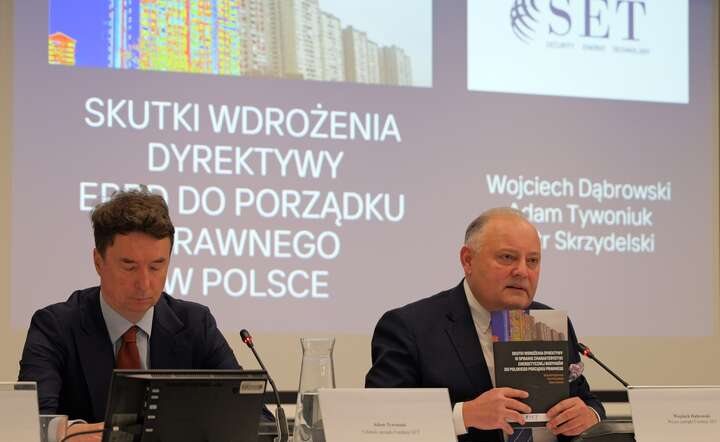 Prezes Fundacji SET Wojciech Dąbrowski (P) na prezentacji raportu o dyrektywie budynkowej UE / autor: materiały prasowe Fundacja SET