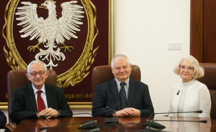 Członkowie RPP: przewodniczący, prezes NBP prof. Adam Glapiński, Grażyna Ancyparowicz i Jerzy Osiatyński, przed rozpoczęciem posiedzenia Rady Polityki Pieniężnej w centrali NBP w Warszawie, fot. PAP/Paweł Supernak